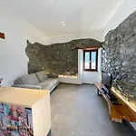 Independent Stone House With View 무쏘