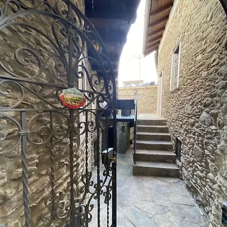 Nyaraló Independent Stone House With View *
