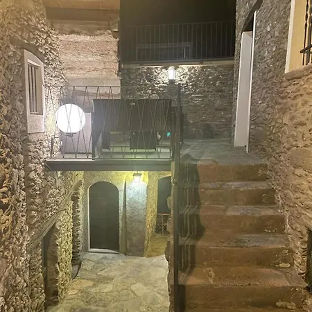 Nyaraló Independent Stone House With View