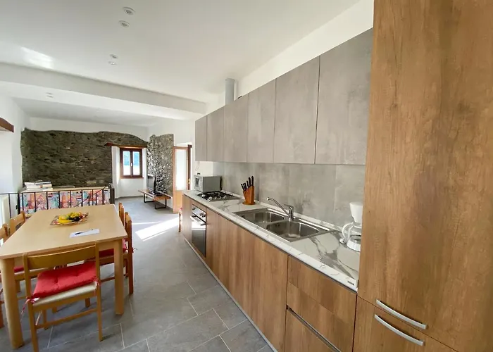 Independent Stone House With View بيت للعطل