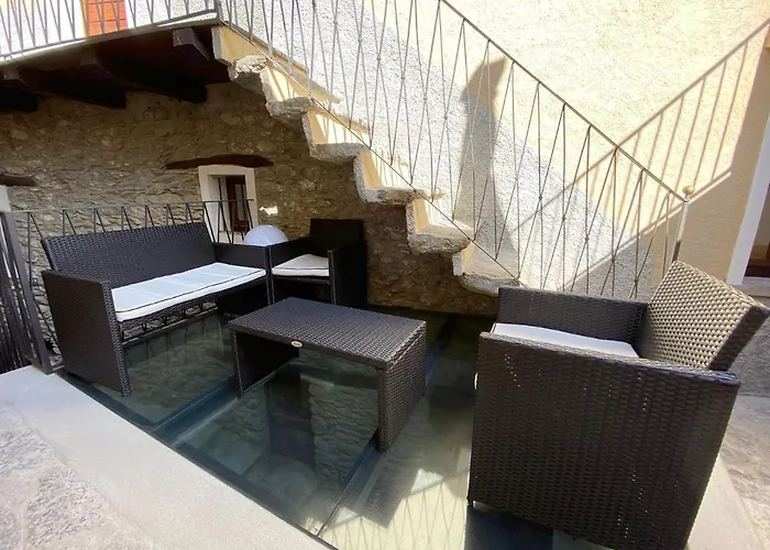 Semesterbostad Independent Stone House With View