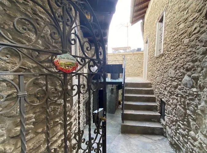 بيت للعطل Independent Stone House With View *
