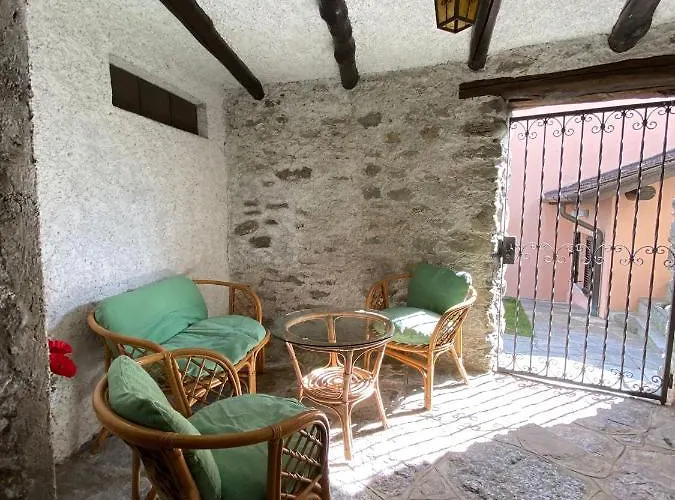 Independent Stone House With View بيت للعطل