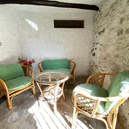 Independent Stone House With View 무쏘